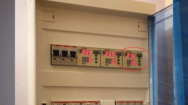 Kd.i: Реле выбора фаз в трёхфазном щите.