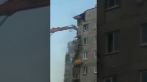 Разлом дома в Магнитогорске продолжается . Дом разделили на два дома.