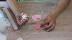 Цветок из мастики с помощью молда и штампа для торта.
