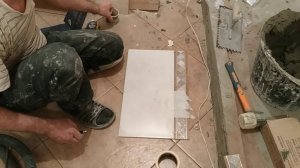 Как вырезать Отверстие в плитке  Болгаркой