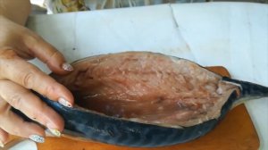 Запекаем фаршированную скумбрию в виде лодочки.