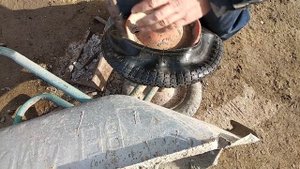 Разбортировка колеса на тележке, заменяю камеру и покрышку.