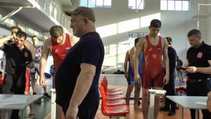 Взвешивание борцов до 79 и 92 кг.