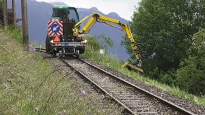 Скашивание травы в полосе отвода вдоль железнодорожных путей