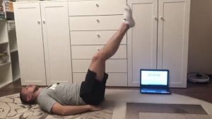 Подъем ног из положения лежа на спине - образец выполнения