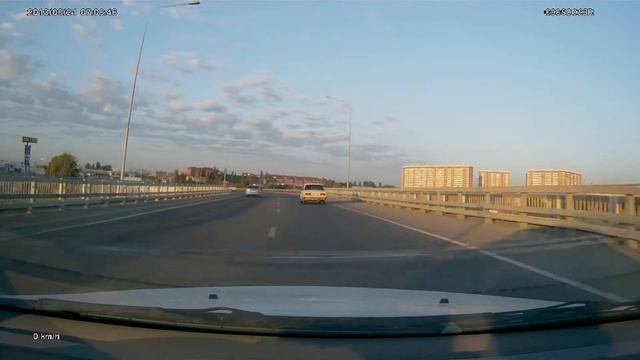 На спуске с развязки на Ростовское шоссе притёрлись Hyundai Accent и ВАЗ-2105