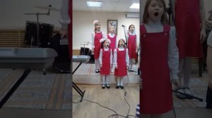 "До,ре,ми,фа,соль,ля,си,до"Хор (первая слева)