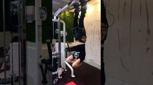 Упражнения на пресс ? в инверсионных ботинках?♂️