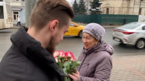 Дарим РОЗЫ прохожим на 8 Марта