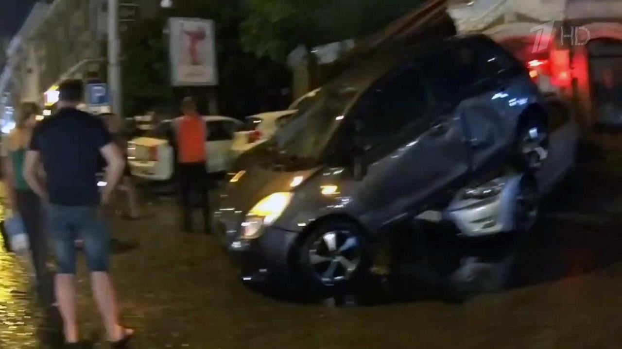 В Ростове-на-Дону 14-летняя девочка погибла во время мощного ливня, затопившего город