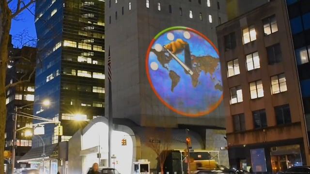 Необычную проекцию с русским медведем заметили на здании правительства США при ООН