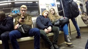 Пранк: Ребенок спит на людях в метро. Реакция людей