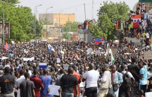 Российские флаги на улицах Нигера: тысячи человек вышли на акцию против Франции
