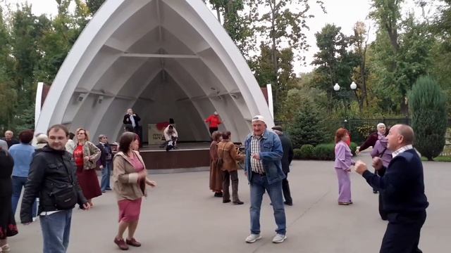 ЧЕРВОНИЙ МАК ЦВІТЕ!/ ТАНЦЫ В ПАРКЕ ГОРЬКОГО ХАРЬКОВ ОКТЯБРЬ 2020 смотреть онлайн