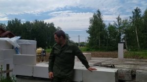 ПЕРВЫЙ РЯД ИЗ  ГАЗОБЕТОНА. ВЫСТАВЛЯЮ ПЕРВЫЙ РЯД БЛОКОВ ГАЗОБЕТОНА ПО СВОЕМУ, ПО НИВЕЛИРУ.