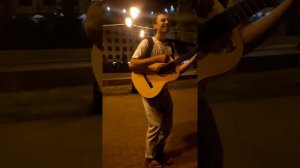 прохожий попросил гитару.