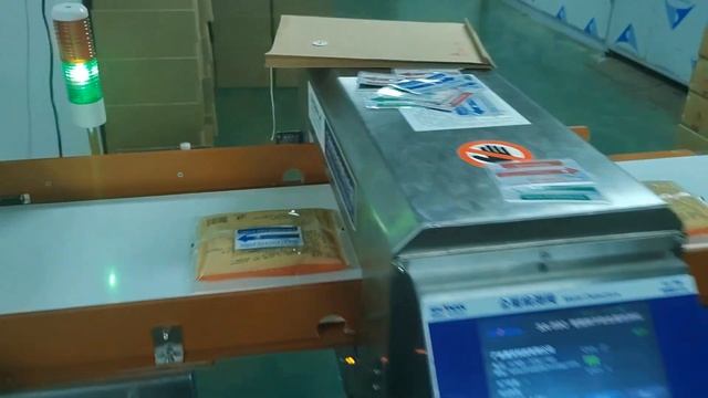 Industrial High Sensitivity Conveyor Belt Tunnel Meat Bakery Snack Food Metal Detector смотреть онлайн