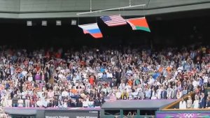 Флаг США упал под гимн России!