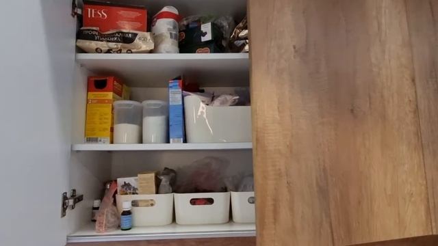 Белая эмаль с пластиком под дерево и антресолями. Самое модное решение смотреть онлайн