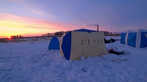 Живём на льду в палатке с сыном! Отдых, рыбалка, жарим рыбу! Опустил камеру в лунку а там пришли они