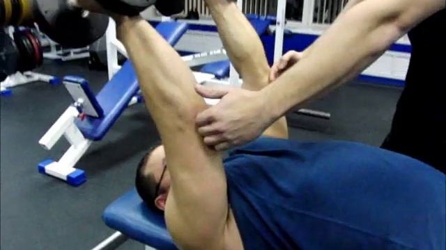 Французский жим с гантелями и со штангой смотреть онлайн