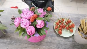 Мастер класс: сборка шляпной коробки с пионами и клубникой. Инструкция с комментариями.