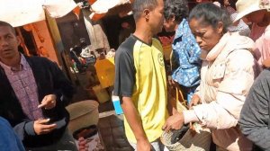 Мадагаскар мясо, рыба, овощи, украли деньги в плотном людском потоке.