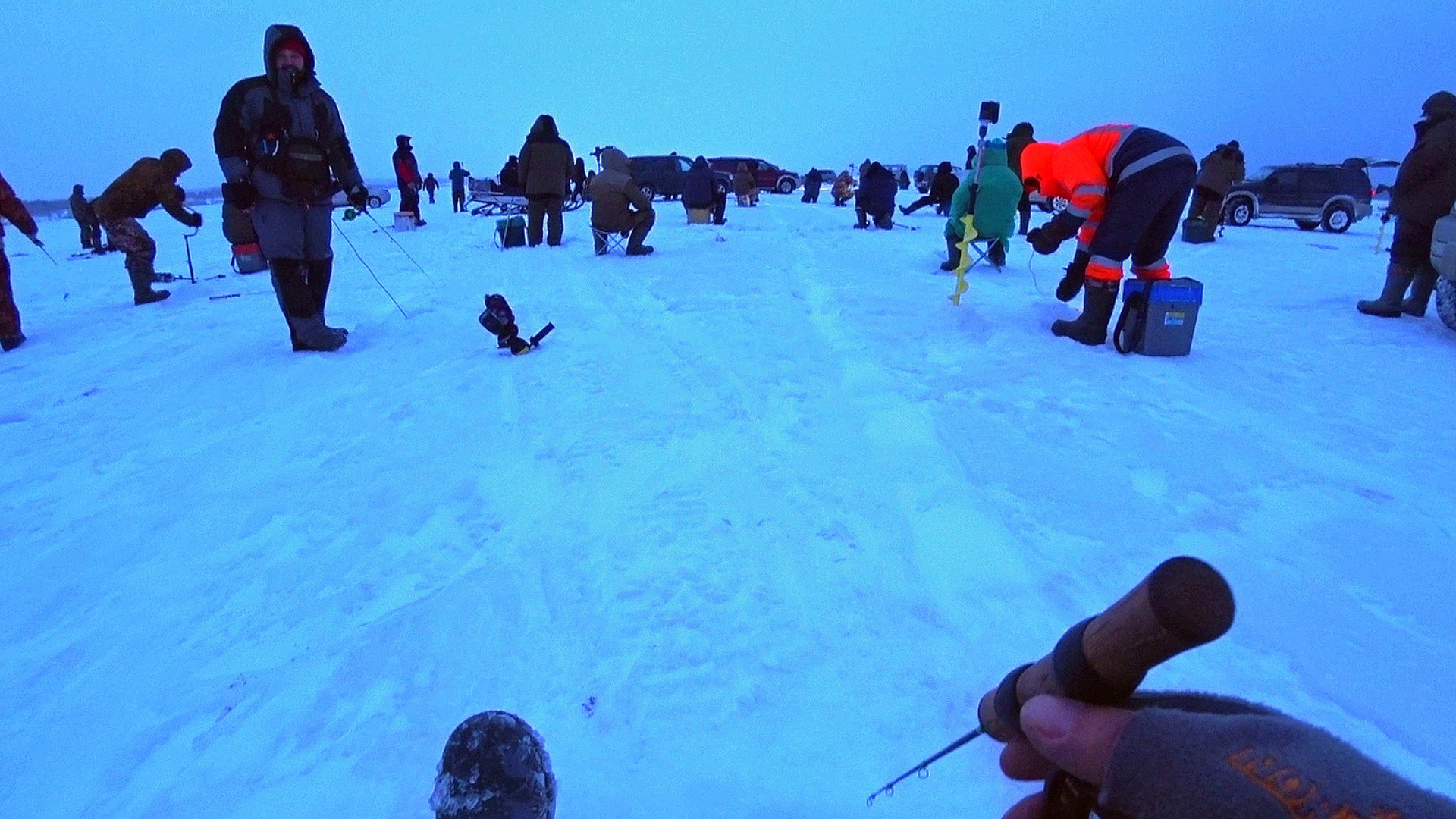 НАШЛИ РЫБУ, НАЧАЛИ ЛОВИТЬ! ЭТО ЖЕСТЬ, ДУМАЛ СНЕСУТ! ТОЛПА ОБУРИЛА НАС смотреть онлайн