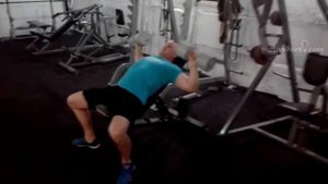 Жим гантелей на скамье с наклоном  вверх.