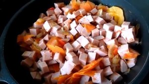Соус из вареной колбасы - это популярное блюдо в Эстонии. Готовится просто, получается вкусно.