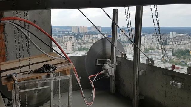 Резка бетонного парапета алмазным диском диаметром 1200 мм. смотреть онлайн