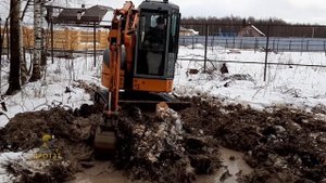 Видео мини-экскаватор  корчует пни (мини Hitachi EX 30 UR  2,9 т.)