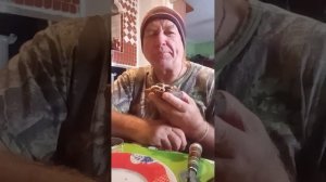 Ем шпроты в масле из балтийской кильки из магазина Победа.