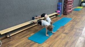 Физическое подготовка Дети 5-6 лет. Упражнение на скамейке