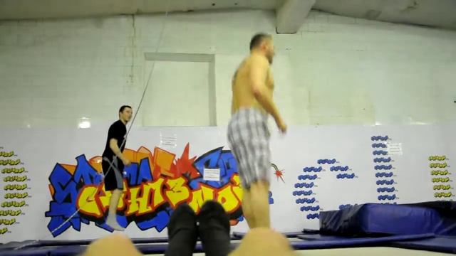 2 ЗАДНИХ,2 ПЕРЕДНИХ САЛЬТО НА БАТУТЕ смотреть онлайн