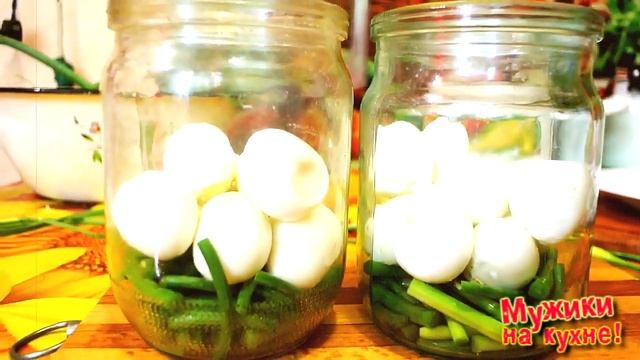 Маринованные перепелиные яйца с чесночными побегами.