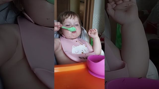 Ребенок засыпает за столом смотреть онлайн