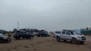 В Находке сотни людей приезжают на пляж Волна, чтобы сделать селфи на фоне судна