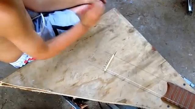Самодельная электрогитара из остатков акустической. смотреть онлайн