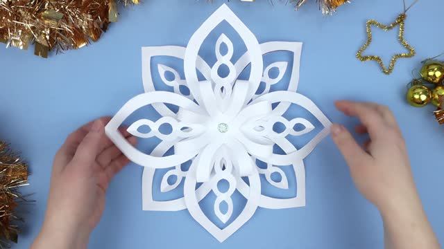 Простая объемная Снежинка из бумаги! Новогодние поделки!