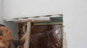 Монтаж откоса из гипсокартона на входных дверях.