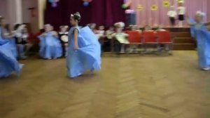 Девочки танцуют вальс