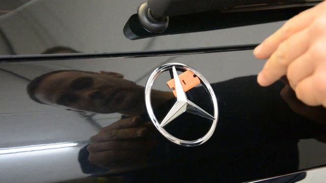 How to remove the back Mercedes emblem without braking it смотреть онлайн