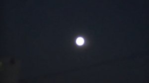 Луна на ночном небе.