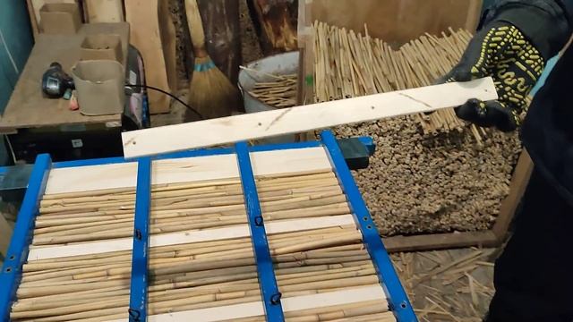 Beekeeping.Улей из камыша. Дадан классический 12 рамочный. Часть-1. Набераем дно. смотреть онлайн