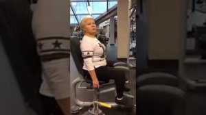 Фитнес.Фитнес клуб.Дама за 60 на тренажёрах.