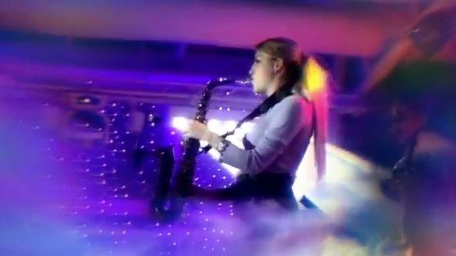 Саксофонистка Карина Багдасар . - Calvin Harris–This Is What You Came For (feat. Rihanna) часть 2 смотреть онлайн