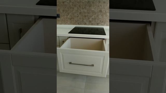 фасады крашенный МДФ , столешница искусственный камень , фурнитура Blum смотреть онлайн