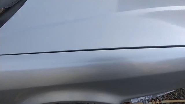 Покрасил в серебристый металлик и сразу нанес лак.