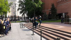 Возложение цветов к Могиле Неизвестного Солдата в Александровском саду у Кремлёвской стены (1)